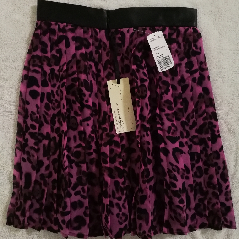 FOREVER 21 Animal Print Pleated Skirt NWT